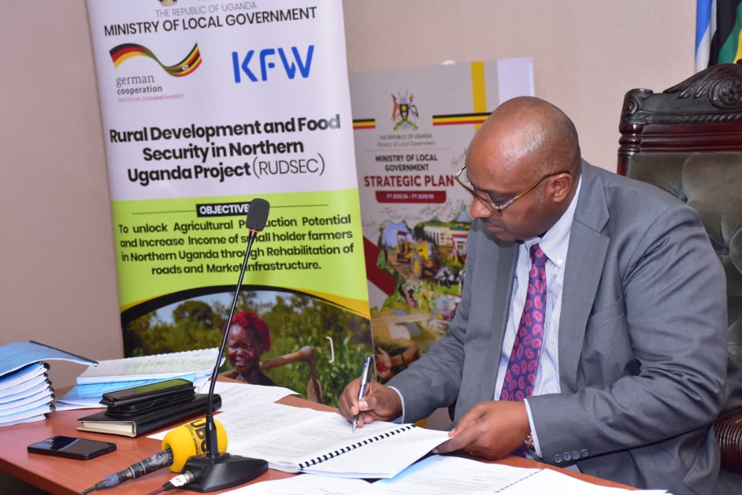 MoLG Signs Contracts to Rehabilitate 139km of Community Access Roads in Northern Uganda