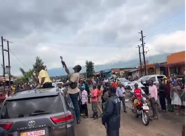 WATCH: Hon. Balaam holds a mini meeting at the Bundibugyo Boarder town